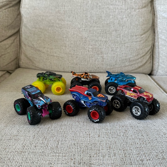 Hot Wheels Monster Trucks set of 6 / Superman D.C #MonsterTrucks - Picture 1 of 7